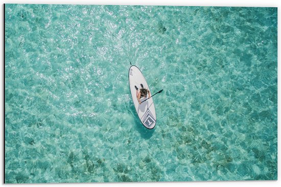 WallClassics - Dibond - Bovenaanzicht van Suppende Vrouw op Heldere Oceaan - 60x40 cm Foto op Aluminium (Met Ophangsysteem)