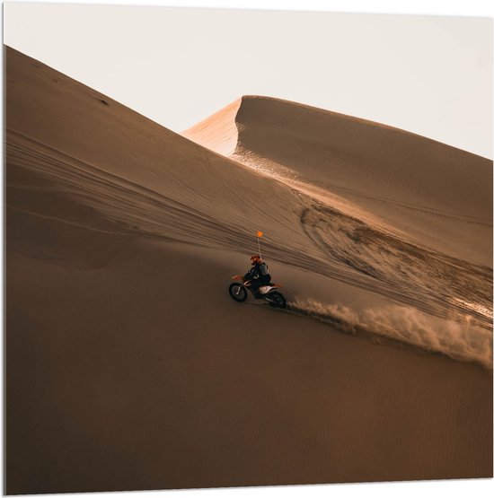 WallClassics - Acrylglas - Motorcrosser met Oranje Vlag op Berg in Woestijn - 100x100 cm Foto op Acrylglas (Wanddecoratie op Acrylaat)