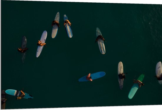 WallClassics - Dibond - Bovenaanzicht van Groep Surfers op Oceaan - 120x80 cm Foto op Aluminium (Met Ophangsysteem)