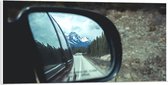 WallClassics - Acrylglas - Uitzicht op Sneeuwberg in Autospiegel - 100x50 cm Foto op Acrylglas (Wanddecoratie op Acrylaat)