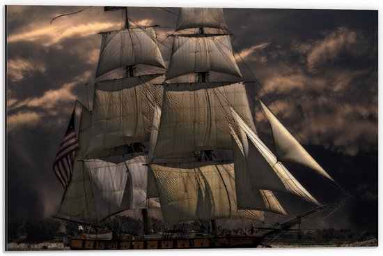 WallClassics - Dibond - Groot Zeilschip bij Donkere Wolken - 60x40 cm Foto op Aluminium (Met Ophangsysteem)