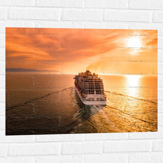 WallClassics - Muursticker - Cruiseschip op Water bij Zachte Zonsondergang - 80x60 cm Foto op Muursticker