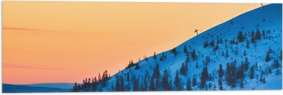 WallClassics - Drapeau - Steep Wit Snowy Berg - 90x30 cm Photo sur Drapeau Polyester