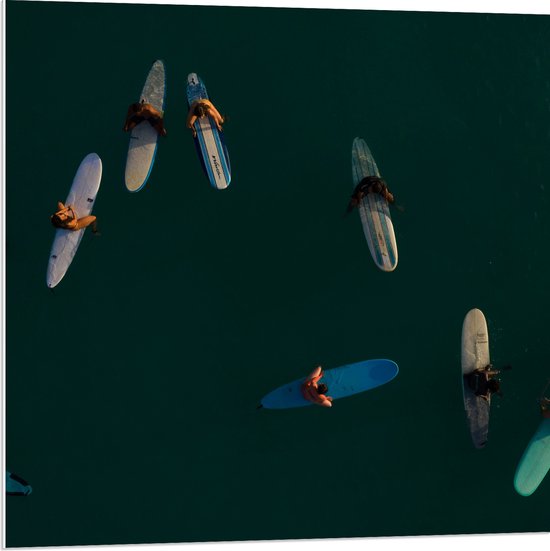 WallClassics - PVC Schuimplaat - Bovenaanzicht van Groep Surfers op Oceaan - 80x80 cm Foto op PVC Schuimplaat (Met Ophangsysteem)