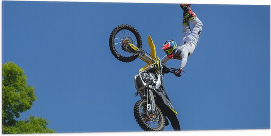 WallClassics - Vlag - Stunt BMX'er in de Lucht - 100x50 cm Foto op Polyester Vlag