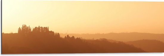 WallClassics - Dibond - Mistig Heuvel Landschap met Opkomende Zon - 90x30 cm Foto op Aluminium (Met Ophangsysteem)