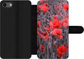Bookcase Geschikt voor iPhone 7 telefoonhoesje - Rode Klaprozen in een zwart wit afbeelding - Met vakjes - Wallet case met magneetsluiting