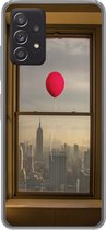 Geschikt voor Samsung Galaxy A33 5G hoesje - Rode ballon vliegt langs raam in New York - Siliconen Telefoonhoesje