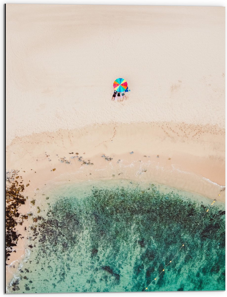 Dibond - Parasol op het Strand - 60x80 cm Foto op Aluminium (Wanddecoratie van metaal)