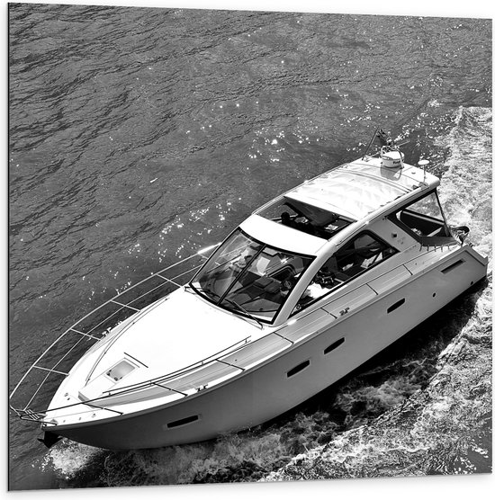 WallClassics - Dibond - Speedboot in Zwart Wit - 100x100 cm Foto op Aluminium (Wanddecoratie van metaal)