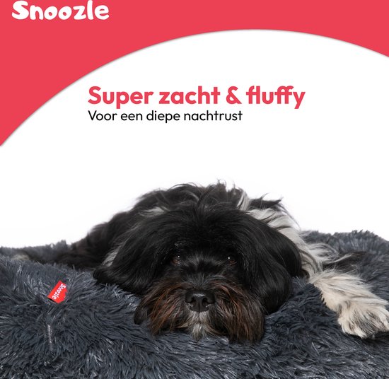 Zwart-witte hond ligt ontspannen op een superzachte, pluizige donkergrijze Snoozle mand.