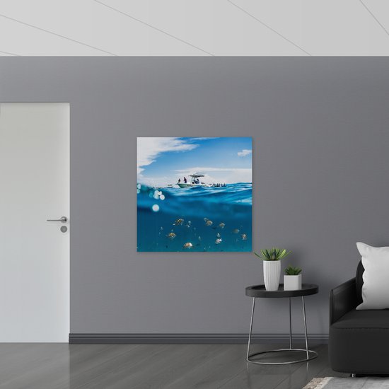WallClassics - Dibond - Scheiding van Water en Lucht - Vissen onder een Boot - 100x100 cm Foto op Aluminium (Met Ophangsysteem)