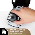 Hand plaatst een DYMO D1 labelcassette in een labelmaker.