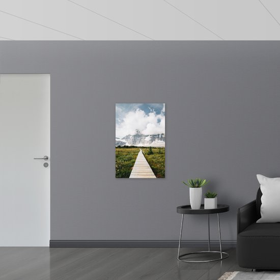 WallClassics - Dibond - Chemin de bois vers les Montagnes - Photo sur aluminium 60x90 cm (avec système de suspension)