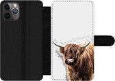 Bookcase Geschikt voor iPhone 11 Pro Max telefoonhoesje - Schotse hooglander - Verf - Grijs - Met vakjes - Wallet case met magneetsluiting