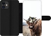 Bookcase Geschikt voor iPhone 11 telefoonhoesje - Schotse hooglander - Bloemen - Dieren - Met vakjes - Wallet case met magneetsluiting