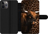 Bookcase Geschikt voor iPhone 11 Pro telefoonhoesje - Schotse hooglander - Vacht - Panterprint - Met vakjes - Wallet case met magneetsluiting