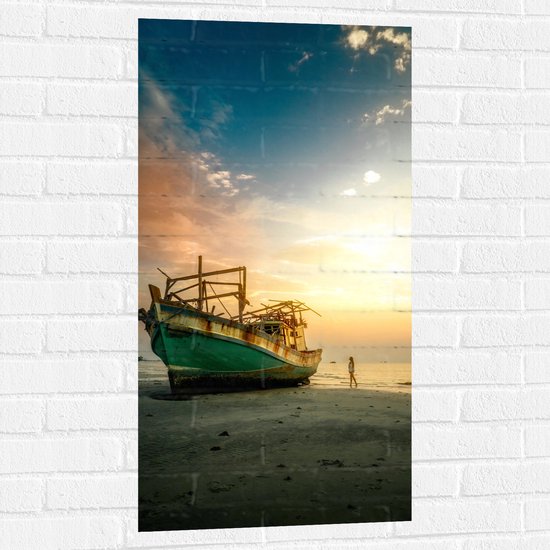 WallClassics - Muursticker - Oud Schip gestrand - 50x100 cm Foto op Muursticker