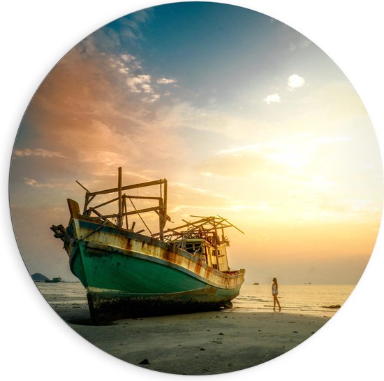 WallClassics - Dibond Muurcirkel - Oud Schip gestrand - 90x90 cm Foto op Aluminium Muurcirkel (met ophangsysteem)