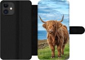 Bookcase Geschikt voor iPhone 11 telefoonhoesje - Schotse Hooglander - Water - Horens - Met vakjes - Wallet case met magneetsluiting