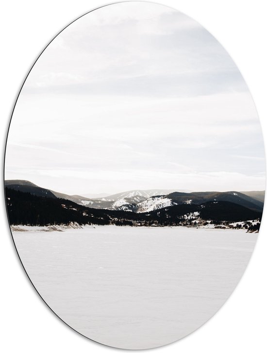 WallClassics - Dibond Ovaal - Sneeuwvlakte voor Heuvels - 81x108 cm Foto op Ovaal (Met Ophangsysteem)