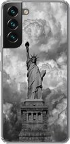 Geschikt voor Samsung Galaxy S22 hoesje - Vrijheidsbeeld in New York op een bewolkte dag in zwart-wit - Siliconen Telefoonhoesje