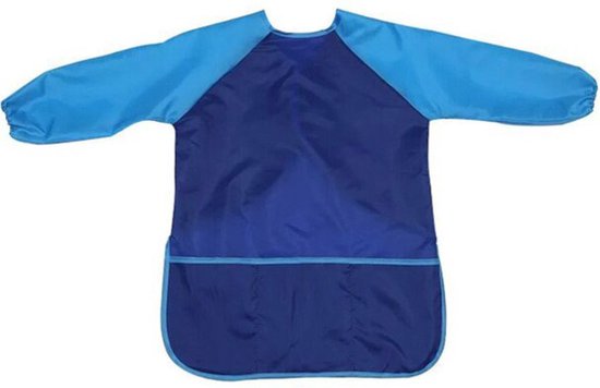 Blauw kinderkliederschort met donkerblauwe voorkant en lichtblauwe mouwen, met opgestikte zak.