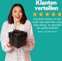 Vrouw met polkadot pyjama houdt een zwarte geschenkdoos vast, met sterren-beoordeling ernaast.