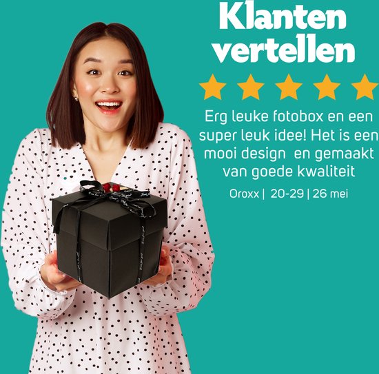 Vrouw met polkadot pyjama houdt een zwarte geschenkdoos vast, met sterren-beoordeling ernaast.