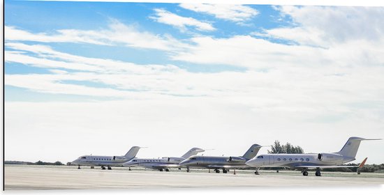 WallClassics - Dibond - Vliegtuigen Geparkeerd op het Vliegveld - 100x50 cm Foto op Aluminium (Met Ophangsysteem)