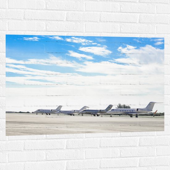 WallClassics - Muursticker - Vliegtuigen Geparkeerd op het Vliegveld - 105x70 cm Foto op Muursticker