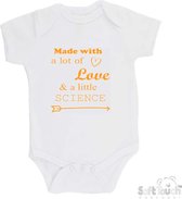100% katoenen Romper "Made with a lot of love and a little bit of science? " Unisex Katoen Wit/mosterd Maat 56/62