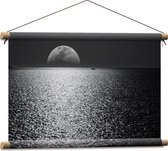 WallClassics - Textielposter - Maan aan de Horizon bij de Zee Zwart / Wit - 60x40 cm Foto op Textiel
