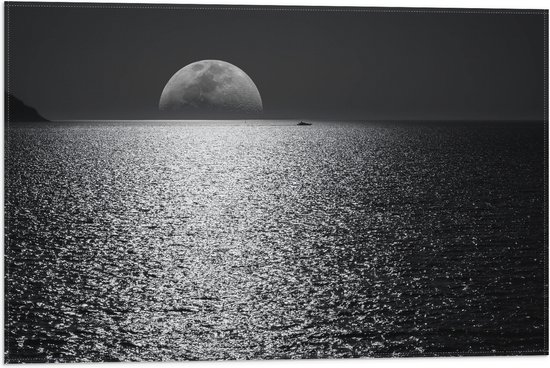 WallClassics - Vlag - Maan aan de Horizon bij de Zee Zwart / Wit - 60x40 cm Foto op Polyester Vlag