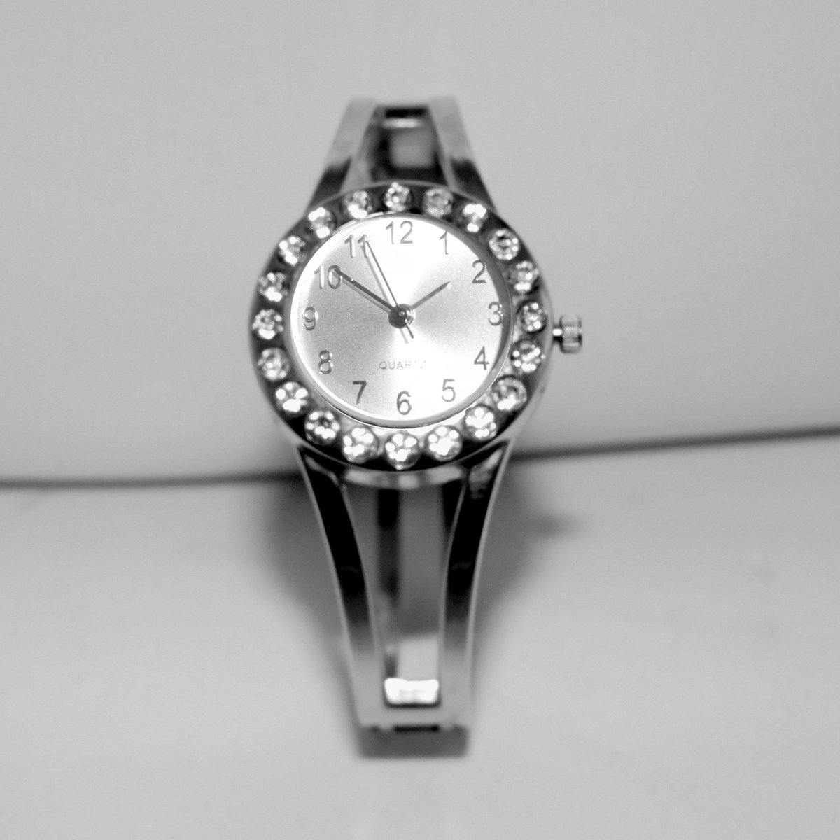 Hetty'S - Zilverkleurig - Klemband horloge - met strasstenen - maat 19 cm