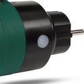 Gedetailleerde close-up van de zwarte stekker met een klein wit knopje en de groene rand van de waterdichte behuizing.