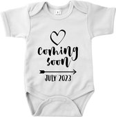 Romper met tekst 'Coming soon - July 2023' - Wit - Zwangerschap aankondiging - Juli 2023 - Zwanger - Pregnancy announcement - Baby aankondiging