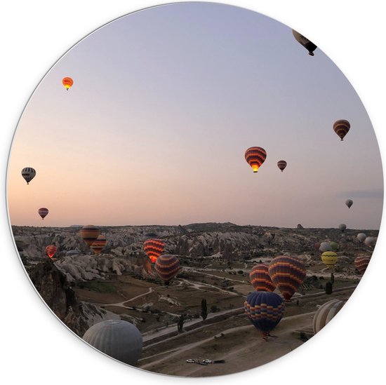 WallClassics - PVC Schuimplaat Muurcirkel - Luchtballonnen boven Bergachtig Landschap - 70x70 cm Foto op Muurcirkel (met ophangsysteem)