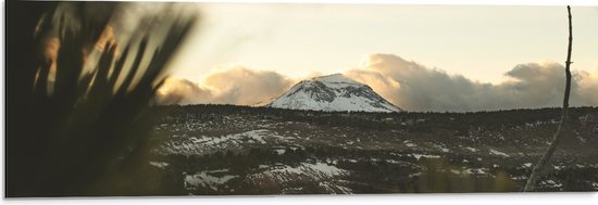 WallClassics - Dibond - Witte Sneeuwberg in Landschap met Wolken - 90x30 cm Foto op Aluminium (Met Ophangsysteem)