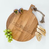 Ronde serveerplank met Skyline van Eindhoven | Gegraveerde snijplank, hapjesplank, borrelplank met handvat | Cadeau, geschenk