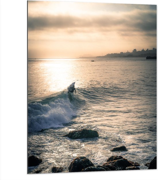 WallClassics - Dibond - Surfer op Zee aan de Kust - 75x100 cm Foto op Aluminium (Met Ophangsysteem)