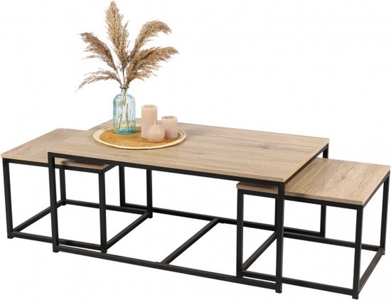 Ensemble de trois tables basses avec plateaux en bois et cadres en métal noir, avec décoration.