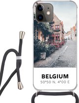 Hoesje met koord Geschikt voor iPhone 12 - België - Café - Terras - Rood - Siliconen - Crossbody - Backcover met Koord - Telefoonhoesje met koord - Hoesje met touw