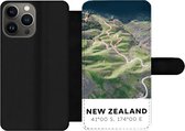 Bookcase Geschikt voor iPhone 13 Pro Max telefoonhoesje - Nieuw Zeeland - Water - Groen - Strand - Met vakjes - Wallet case met magneetsluiting