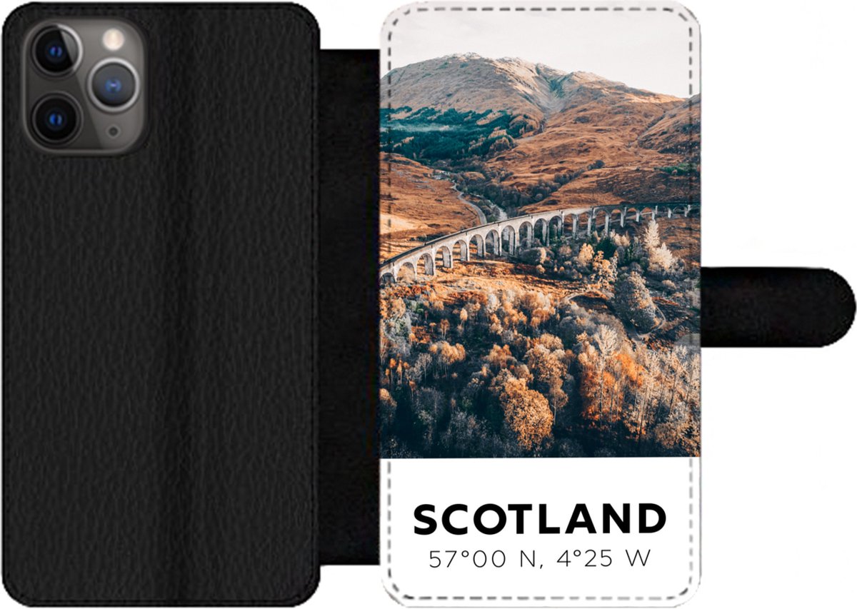 Telefoonhoesje Geschikt voor iPhone 11 Pro telefoonhoesje - Schotland - Herfst - Bergen - Met vakjes - Wallet case met magneetsluiting