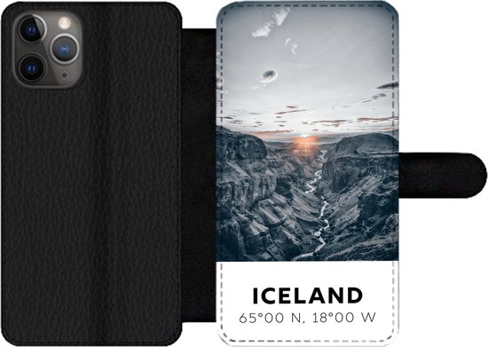 Bookcase Geschikt voor iPhone 11 Pro Max telefoonhoesje - IJsland - Zon - Bergen - Met vakjes - Wallet case met magneetsluiting