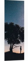 WallClassics - Panneau de mousse PVC - Silhouette d'une personne sous un arbre et les étoiles - Photo 40 x 120 cm sur panneau de mousse PVC