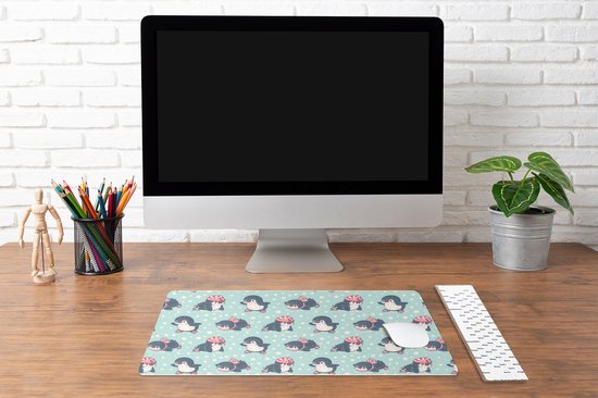 Bureau onderlegger 60x30 cm - Muismat Pinguïn - Schaatsen - Muts - Kinderen - Patroon - Bureaulegger xl - Desk mat beschermer - Computer muismatten