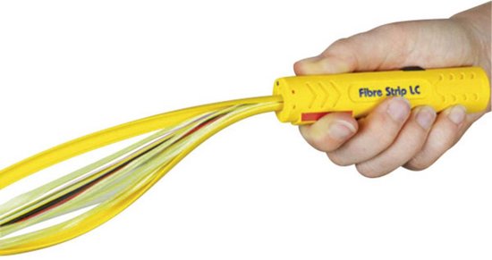 Hand die gele JOKARI Fibre Strip LC kabelstripper vasthoudt met een kabel met meerdere vezels.