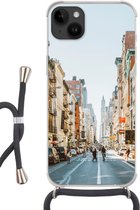 Geschikt voorApple Iphone 14 Plus - Crossbody Case - Drukke straat in New York - Siliconen - Crossbody - Backcover met Koord - Telefoonhoesje met koord - Hoesje met touw